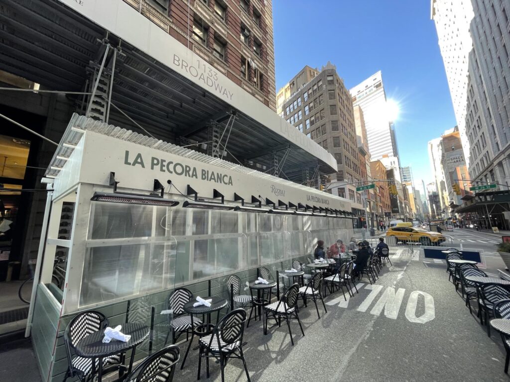 Restaurant de New York avec repas en plein air
